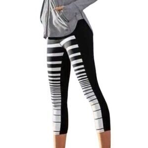 Athleta Sonar Stripe Capri Leggings Womens Small Black White Yoga Gym AS0286